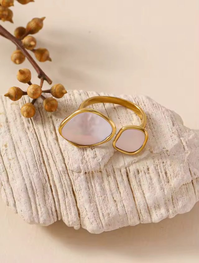 White Disconnected Shell Ring Adjustable