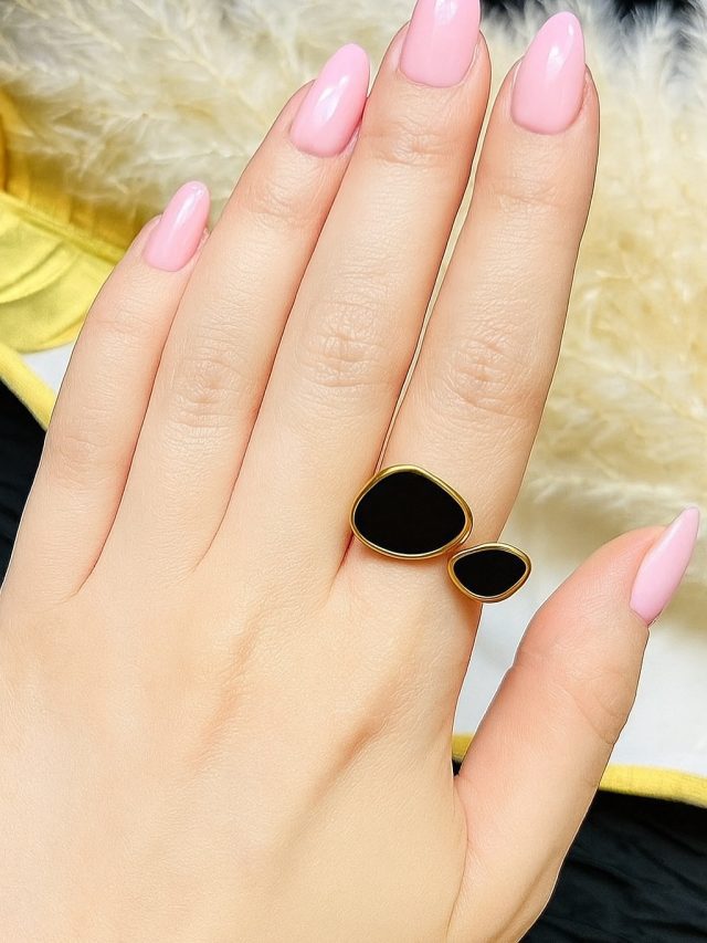 Black Disconnected Shell Ring Adjustable
