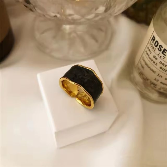 Black and White Cold Enamel Adjustable Ring - Image 2